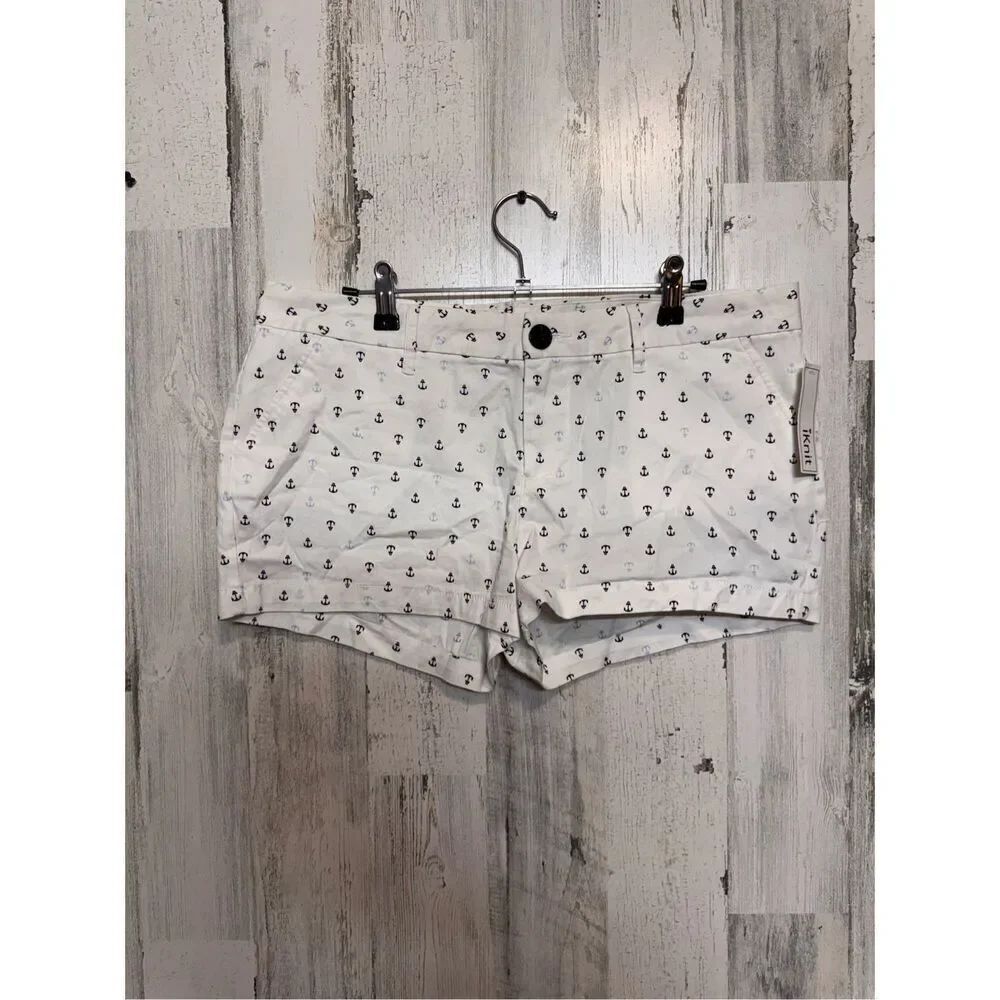 Woman’s white short shorts size 15